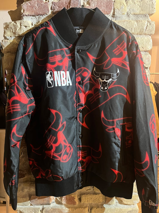 NEW ERA CHICAGO BULLS BIG LOGO PRINT NBA BOMBER JACKET BLACK/RED  SIZE M